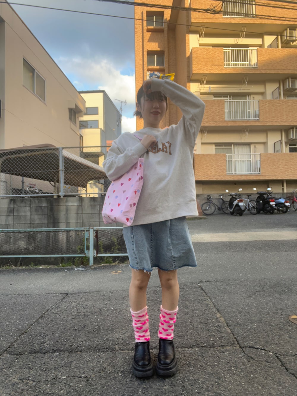 「冬を彩る色いろコーデ、LOWRYS FARM、アパレルスタッフ、出勤コーデ、ootd、ハートバッグ、ハート」｜「FLYING TIGERSのアイテム（トートバッグ、ピンク系）」を使った、暖乃さん（レディース・159cm）の冬コーディネートの2枚目の写真