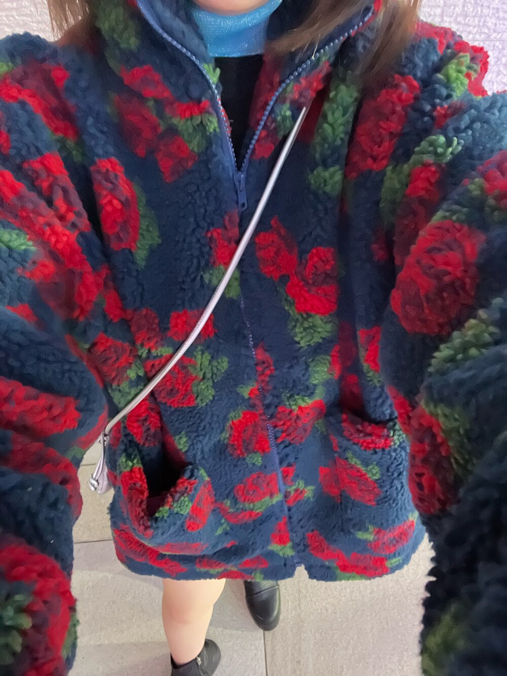 ブラック系のジャケット/アウター、ブラック系のスカートを着用したレディースの冬コーディネートの2枚目の写真