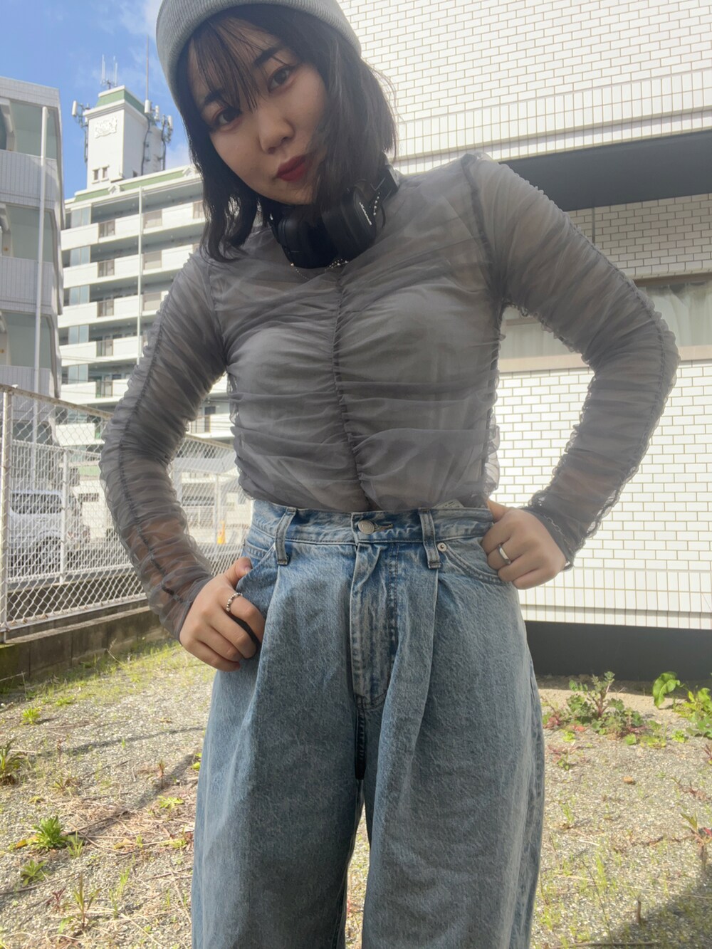 「春夏コーデ、デニムコーデ、デニム、春カラー、カーブパンツ、ローリーズファーム(LOWRYS FARM)、LOWRYS FARM、出勤コーデ、ootd、アパレルスタッフ、春、お洒落さんとつながりたい、レース」｜「LOWRYS FARMの【セットアイテム】２ＰシャーリングＬＳ　103918（シャツ/ブラウス、グレー系）」を使った、暖乃さん（レディース・159cm）の春コーディネートの2枚目の写真