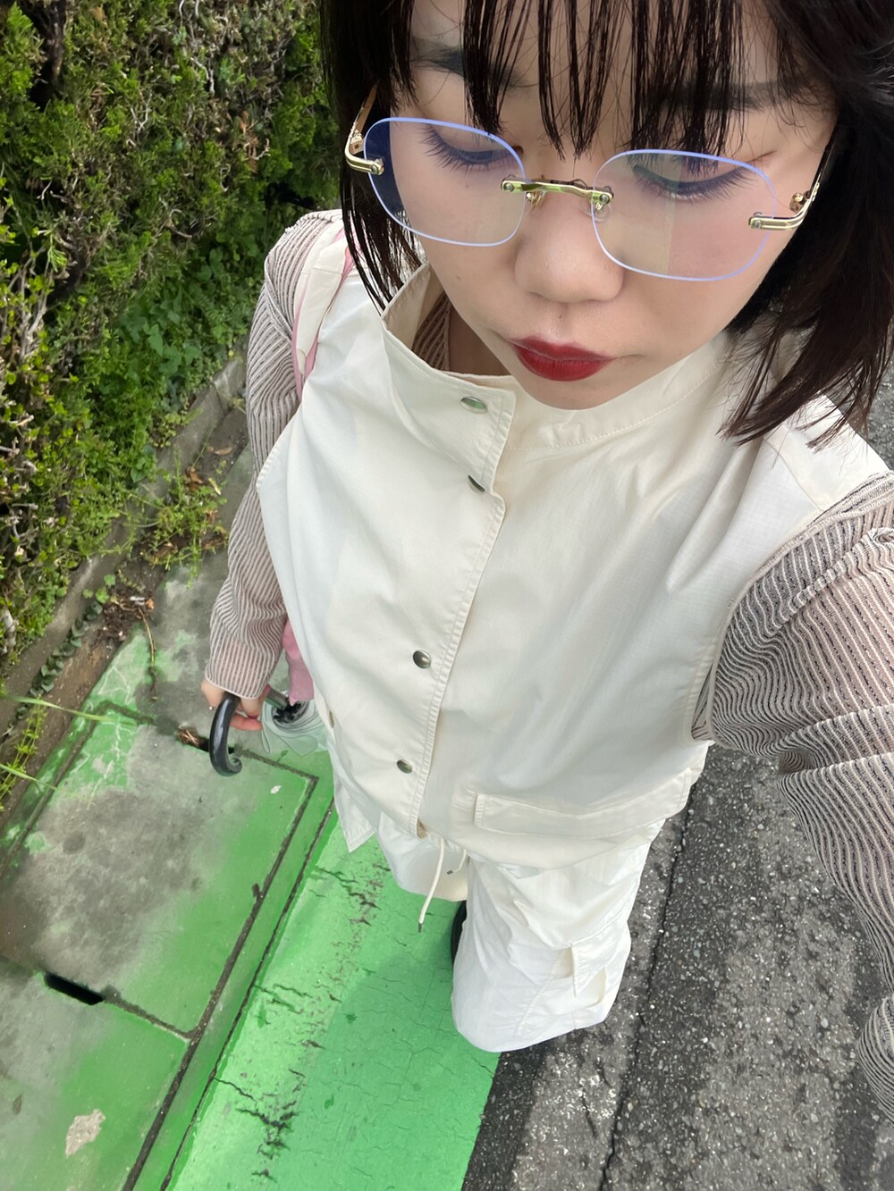 「春のNewスタイル、ワントーンコーデ、LOWRYS FARM、アパレルスタッフ、ootd、出勤コーデ、春コーデ、春ファッション、福岡、今日のコーデ、スポーツミックス」｜「LOWRYS FARMのアイテム（ベスト、ホワイト系）」を使った、暖乃さん（レディース・159cm）の春コーディネートの3枚目の写真
