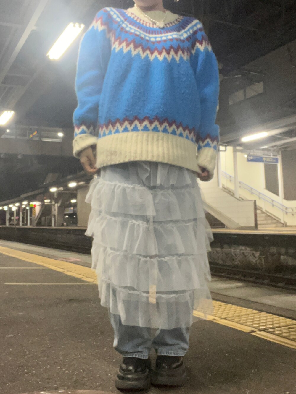 「出勤コーデ、アパレルスタッフ、アパレル店員、ootd、毎日コーデ、ニット、レイヤードスタイル」｜「LOWRYS FARMのアイテム（ニット/セーター、ブルー系）」を使った、暖乃さん（レディース・159cm）の冬コーディネートの2枚目の写真
