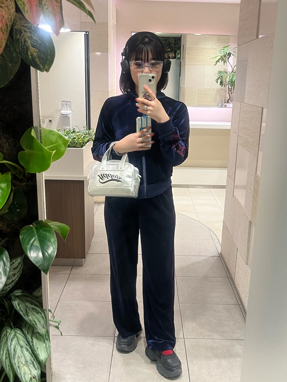 「春服、お出かけコーデ、今日のコーデ、パンツスタイル、LOWRYS FARM、WHO’S WHO gallery、アパレルスタッフ、出勤コーデ、ootd」｜「LOWRYS FARMのベロアトラックジャージ  966570（ジャージ、ブルー系）」を使った、暖乃さん（レディース・159cm）の春コーディネートの2枚目の写真