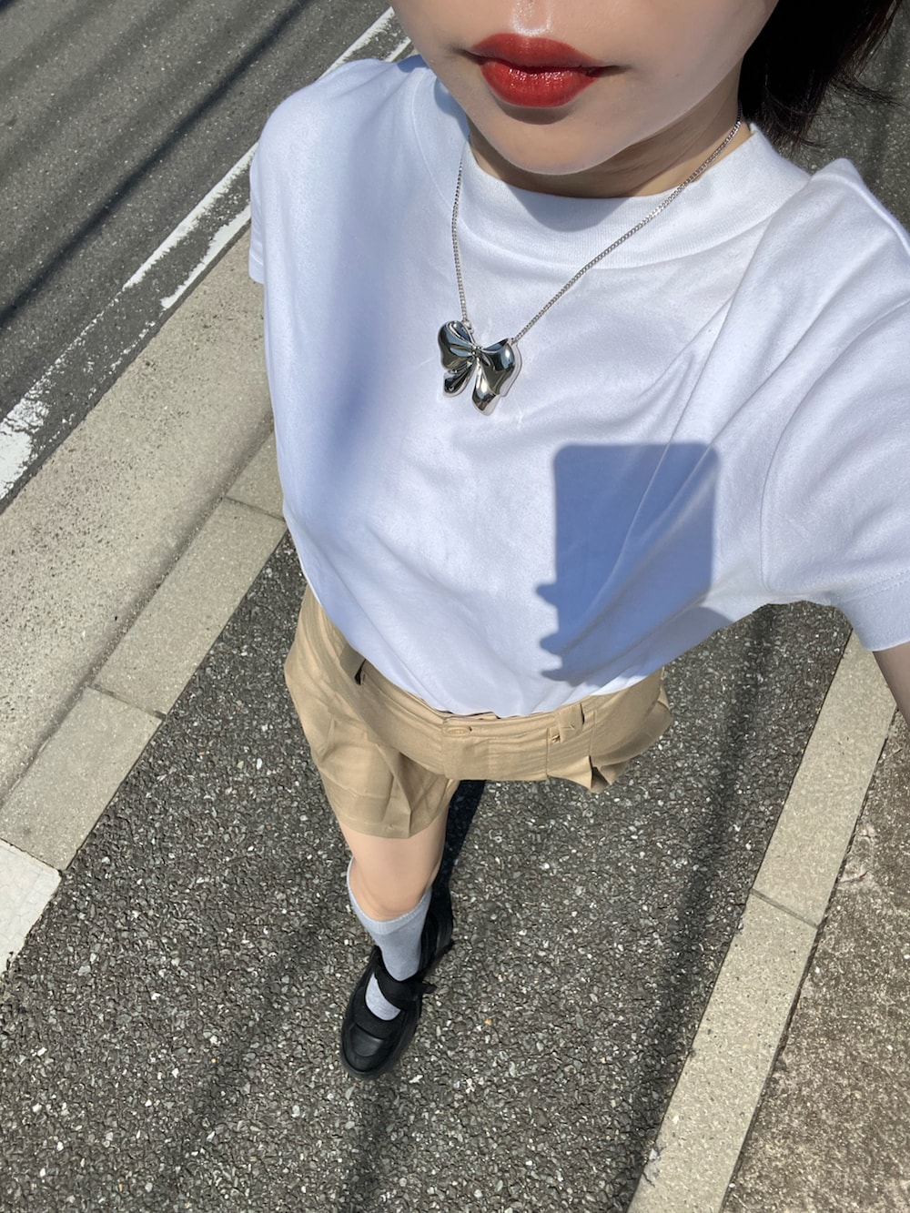 「古着MIX、夏コーデ、白Tシャツ、カジュアルガーリー、アパレルスタッフ、出勤コーデ、ootd、リボン」｜「VISのビッグリボンネックレス（ネックレス、シルバー系）」を使った、暖乃さん（レディース・159cm）の春コーディネートの4枚目の写真