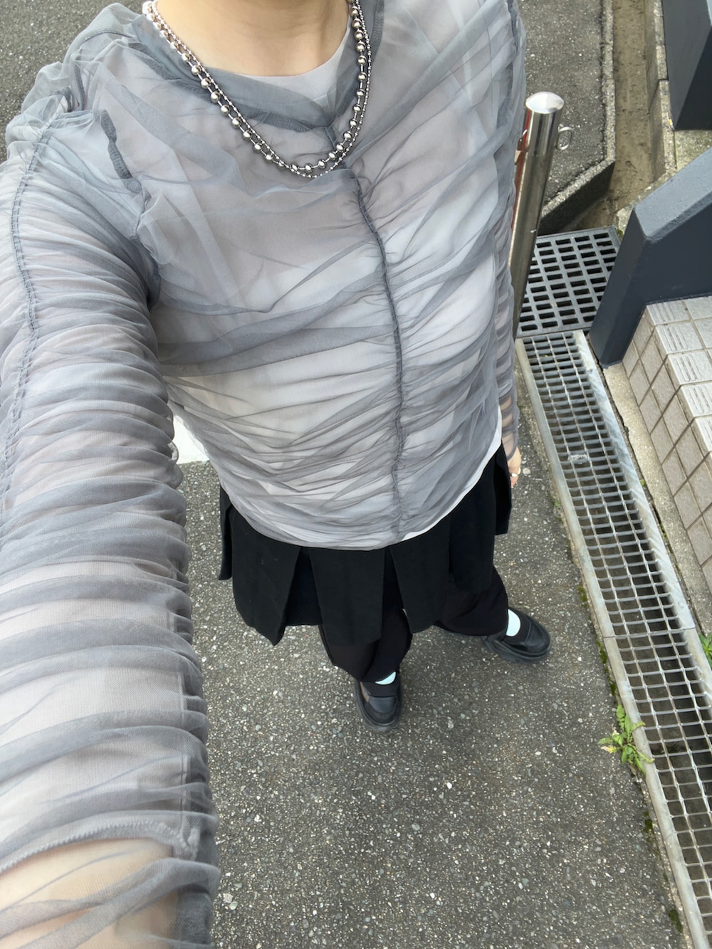 「アパレルスタッフ、アパレル、出勤コーデ、ootd、LOWRYS FARM、ローリーズファーム(LOWRYS FARM)、春コーデ、春ファッション」｜「LOWRYS FARMのアイテム（チューブトップ、シルバー系）」を使った、暖乃さん（レディース・159cm）の春コーディネートの2枚目の写真
