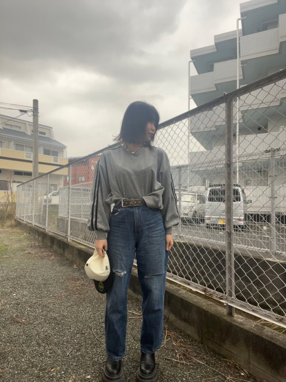 「今日のコーデ、スウェット、アパレルスタッフ、出勤コーデ、ootd、LOWRYS FARM、デニム」｜「LOWRYS FARMのアイテム（スウェット、グレー系）」を使った、暖乃さん（レディース・159cm）の冬コーディネートの3枚目の写真