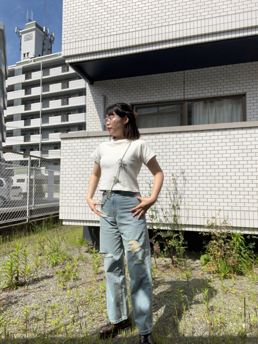 「春夏コーデ、パンツコーデ、デニムパンツ、シンプルコーデ、LOWRYS FARM、アパレルスタッフ、ootd、出勤コーデ、今日のコーデ、ストレートデニム」｜「LOWRYS FARMのフライスチビＴシャツＳＳ 111954（Tシャツ/カットソー、ホワイト系）」を使った、暖乃さん（レディース・159cm）の春コーディネートの2枚目の写真