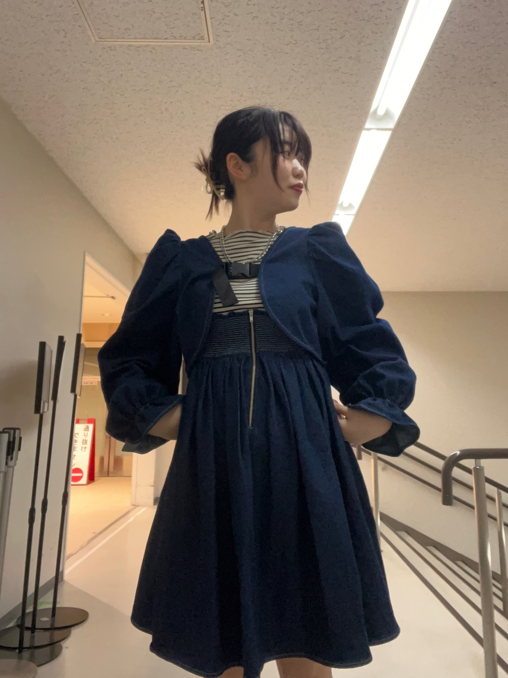 「出勤コーデ、デート、サトムラ、ローリーズファーム(LOWRYS FARM)、コラボアイテム、ootd、アパレルスタッフ、春服、デートコーデ、デニムワンピース」｜「LOWRYS FARMのアイテム（ワンピース、ブルー系）」を使った、暖乃さん（レディース・159cm）の春コーディネートの3枚目の写真