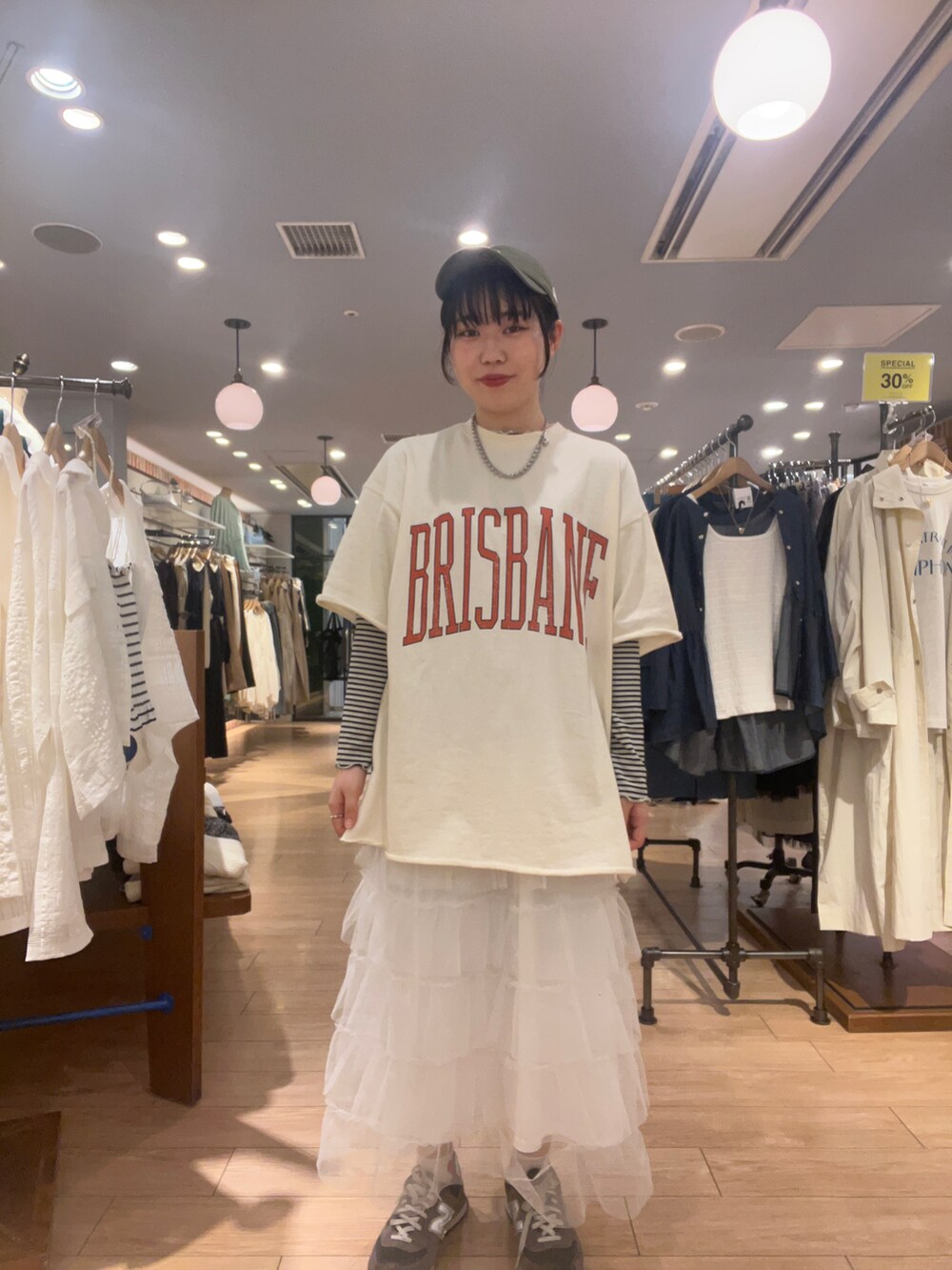 「春ファッション、ローリーズファーム(LOWRYS FARM)、RODEO CROWNS WIDE BOWL、アパレルスタッフ、出勤コーデ、ootd、春コーデ、チュールスカート」｜「RODEO CROWNS WIDE BOWLのパターンシャギーニットカーディガン（カーディガン/ボレロ、ホワイト系）」を使った、暖乃さん（レディース・159cm）の春コーディネートの3枚目の写真
