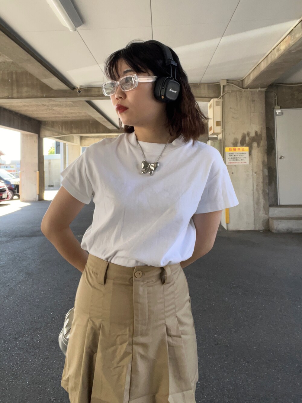 「古着MIX、夏コーデ、白Tシャツ、カジュアルガーリー、アパレルスタッフ、出勤コーデ、ootd、リボン」｜「VISのビッグリボンネックレス（ネックレス、シルバー系）」を使った、暖乃さん（レディース・159cm）の春コーディネートの3枚目の写真
