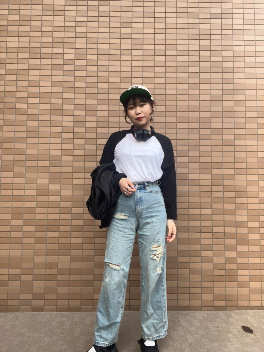 「パンツスタイル、デニム、LOWRYS FARM、厚底シューズ、キャップ、アパレルスタッフ、ootd、出勤コーデ」｜「LOWRYS FARMのアイテム（トップス、ブラック系）」を使った、暖乃さん（レディース・159cm）の春コーディネートの2枚目の写真