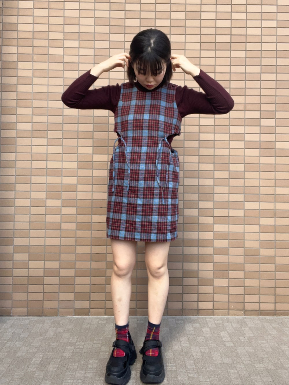 「春のNewスタイル、TINA:JOJUN、JEANASIS、アパレルスタッフ、ootd、出勤コーデ、今日のコーデ、春服、春ファッション」｜「TINA：JOJUNのチェック柄 ミニ丈ジャンスカ TINA：JOJUN（ワンピース、レッド系）」を使った、暖乃さん（レディース・159cm）の春コーディネートの2枚目の写真