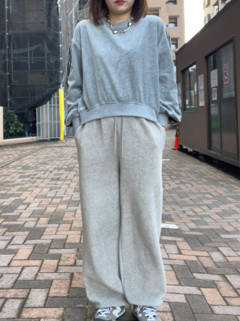 「スウェットコーデ、アパレルスタッフ、ローリーズファーム(LOWRYS FARM)、ootd、出勤コーデ」｜「LOWRYS FARMのアイテム（スウェット、グレー系）」を使った、暖乃さん（レディース・159cm）の冬コーディネートの2枚目の写真