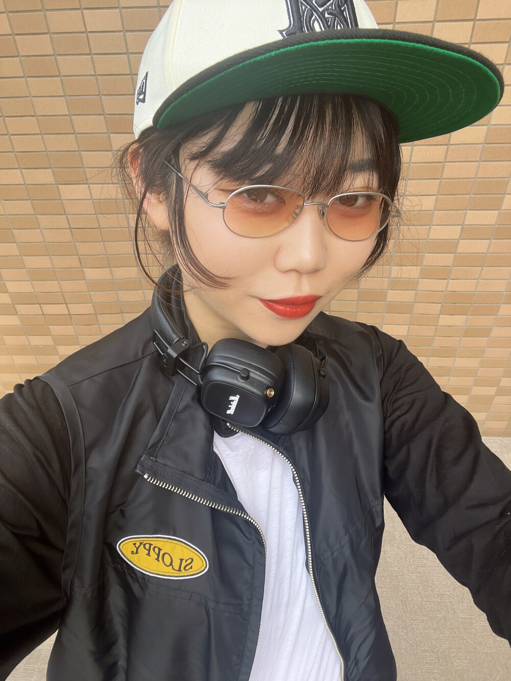 「パンツスタイル、デニム、LOWRYS FARM、厚底シューズ、キャップ、アパレルスタッフ、ootd、出勤コーデ」｜「LOWRYS FARMのアイテム（トップス、ブラック系）」を使った、暖乃さん（レディース・159cm）の春コーディネートの4枚目の写真