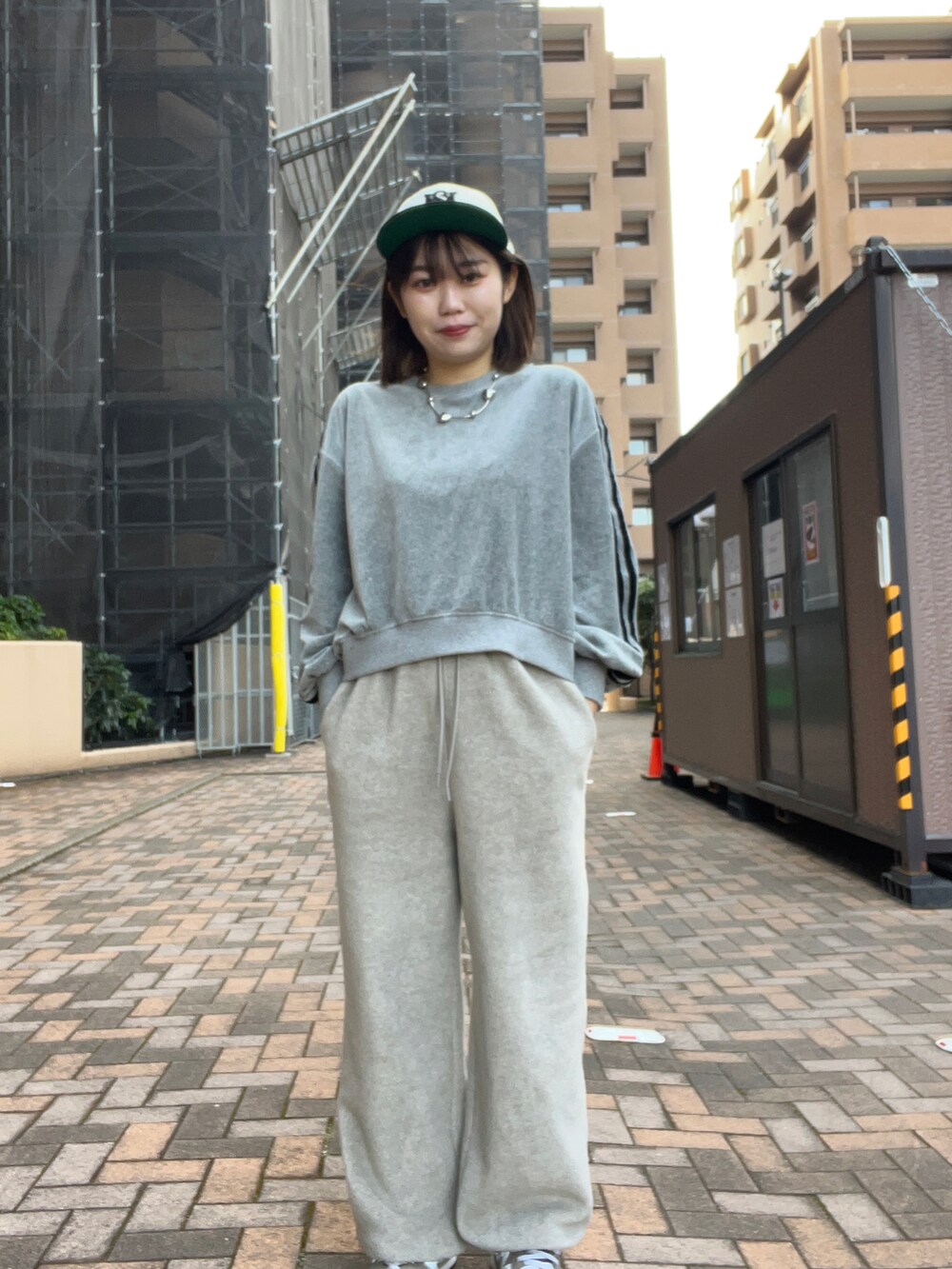 「スウェットコーデ、アパレルスタッフ、ローリーズファーム(LOWRYS FARM)、ootd、出勤コーデ」｜「LOWRYS FARMのアイテム（スウェット、グレー系）」を使った、暖乃さん（レディース・159cm）の冬コーディネートの3枚目の写真