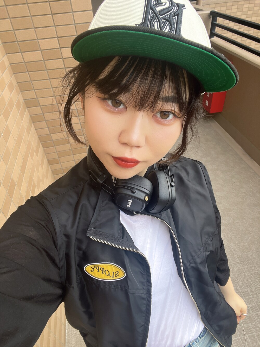 「パンツスタイル、デニム、LOWRYS FARM、厚底シューズ、キャップ、アパレルスタッフ、ootd、出勤コーデ」｜「LOWRYS FARMのアイテム（トップス、ブラック系）」を使った、暖乃さん（レディース・159cm）の春コーディネートの3枚目の写真