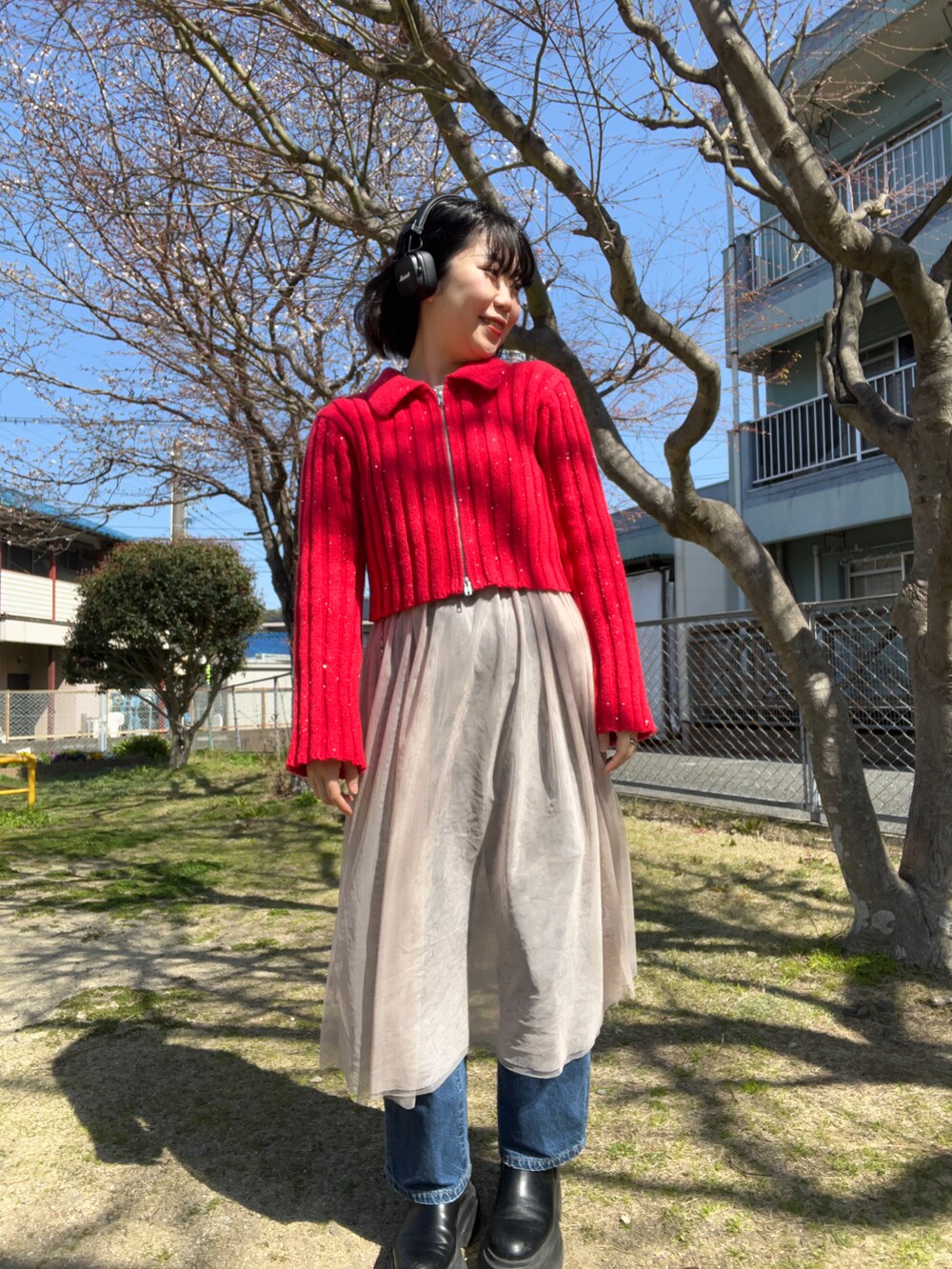 「春、春ファッション、着回しコーデ、アパレルスタッフ、アパレル店員、出勤コーデ、ootd、Fukuoka、春カラー」｜「w closetのスパンコールZIPニット（ニット/セーター、レッド系）」を使った、暖乃さん（レディース・159cm）の春コーディネートの2枚目の写真