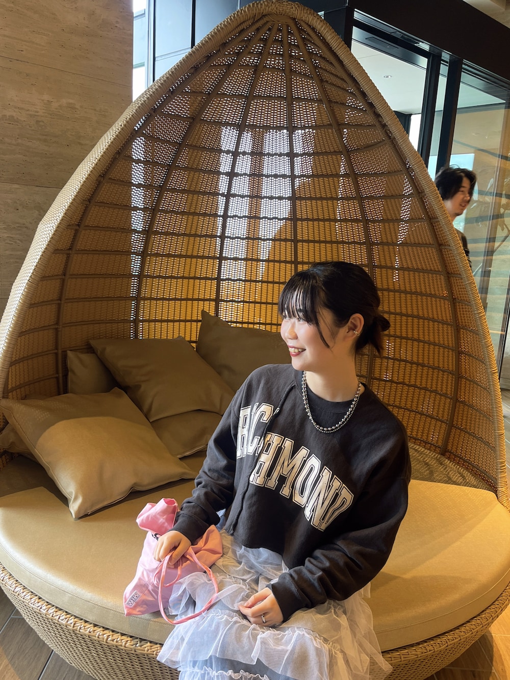 「おしゃれさんと繋がりたい、アパレルスタッフ、アパレル店員、着回しコーデ、出勤コーデ、休日コーデ、ootd、春コーデ、春服」｜「LOWRYS FARMのアイテム（スウェット、ブラック系）」を使った、暖乃さん（レディース・159cm）の春コーディネートの3枚目の写真