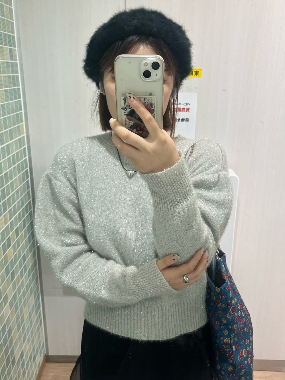 「休日スタイル、ニットコーデ、ラメニット、チュールスカート、ベレー帽、ローリーズファーム(LOWRYS FARM)」｜「LOWRYS FARMのアイテム（ニット/セーター、シルバー系）」を使った、暖乃さん（レディース・159cm）の秋コーディネートの3枚目の写真