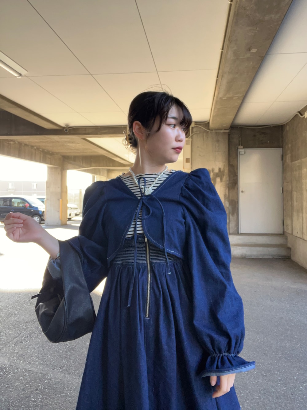 「出勤コーデ、デート、サトムラ、ローリーズファーム(LOWRYS FARM)、コラボアイテム、ootd、アパレルスタッフ、春服、デートコーデ、デニムワンピース」｜「LOWRYS FARMのアイテム（ワンピース、ブルー系）」を使った、暖乃さん（レディース・159cm）の春コーディネートの2枚目の写真