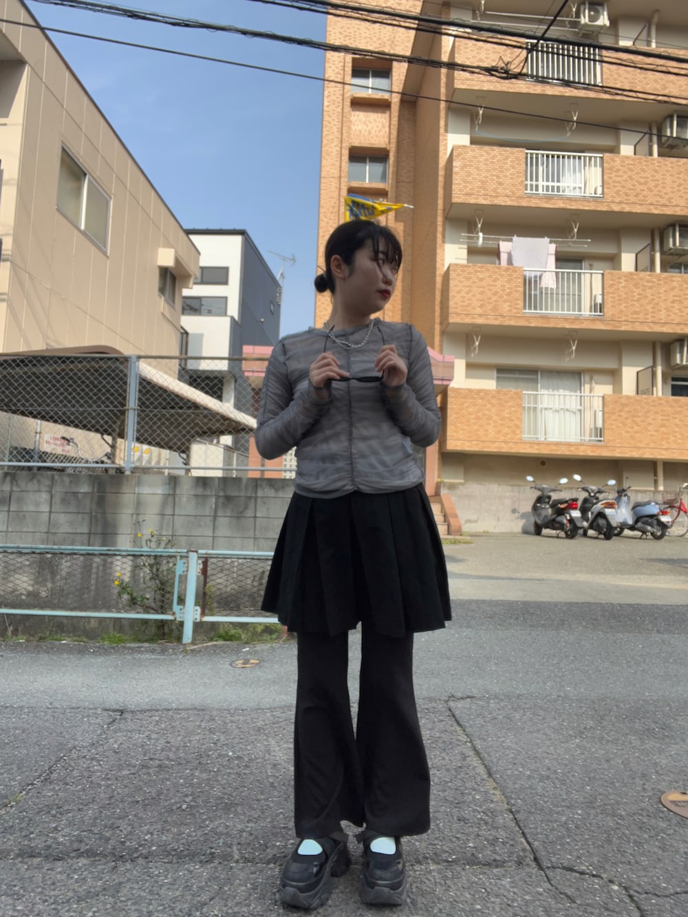 「アパレルスタッフ、アパレル、出勤コーデ、ootd、LOWRYS FARM、ローリーズファーム(LOWRYS FARM)、春コーデ、春ファッション」｜「LOWRYS FARMのアイテム（チューブトップ、シルバー系）」を使った、暖乃さん（レディース・159cm）の春コーディネートの4枚目の写真