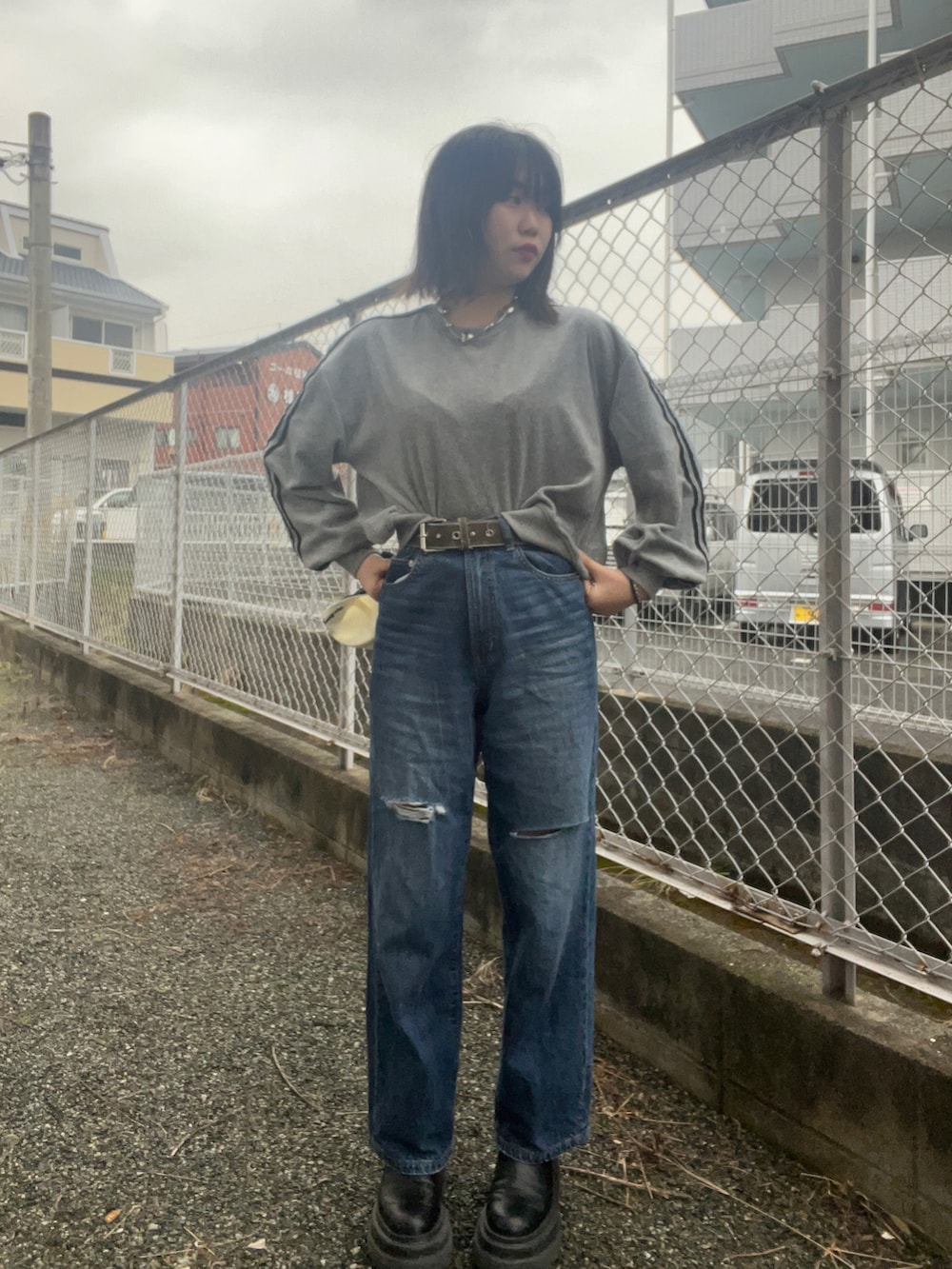 「今日のコーデ、スウェット、アパレルスタッフ、出勤コーデ、ootd、LOWRYS FARM、デニム」｜「LOWRYS FARMのアイテム（スウェット、グレー系）」を使った、暖乃さん（レディース・159cm）の冬コーディネートの2枚目の写真