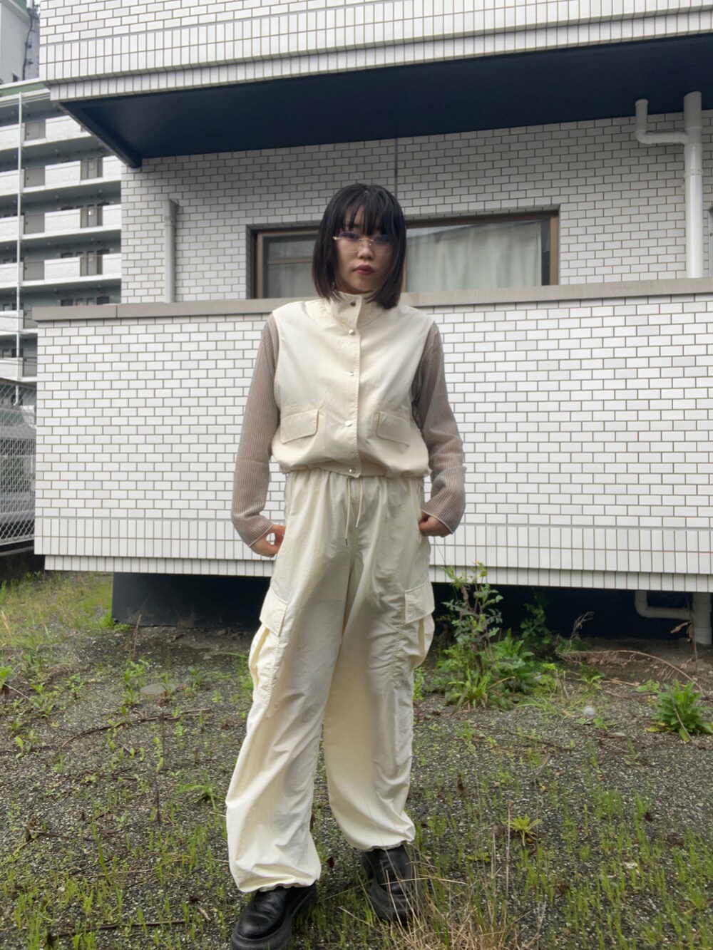 「春のNewスタイル、ワントーンコーデ、LOWRYS FARM、アパレルスタッフ、ootd、出勤コーデ、春コーデ、春ファッション、福岡、今日のコーデ、スポーツミックス」｜「LOWRYS FARMのアイテム（ベスト、ホワイト系）」を使った、暖乃さん（レディース・159cm）の春コーディネートの2枚目の写真