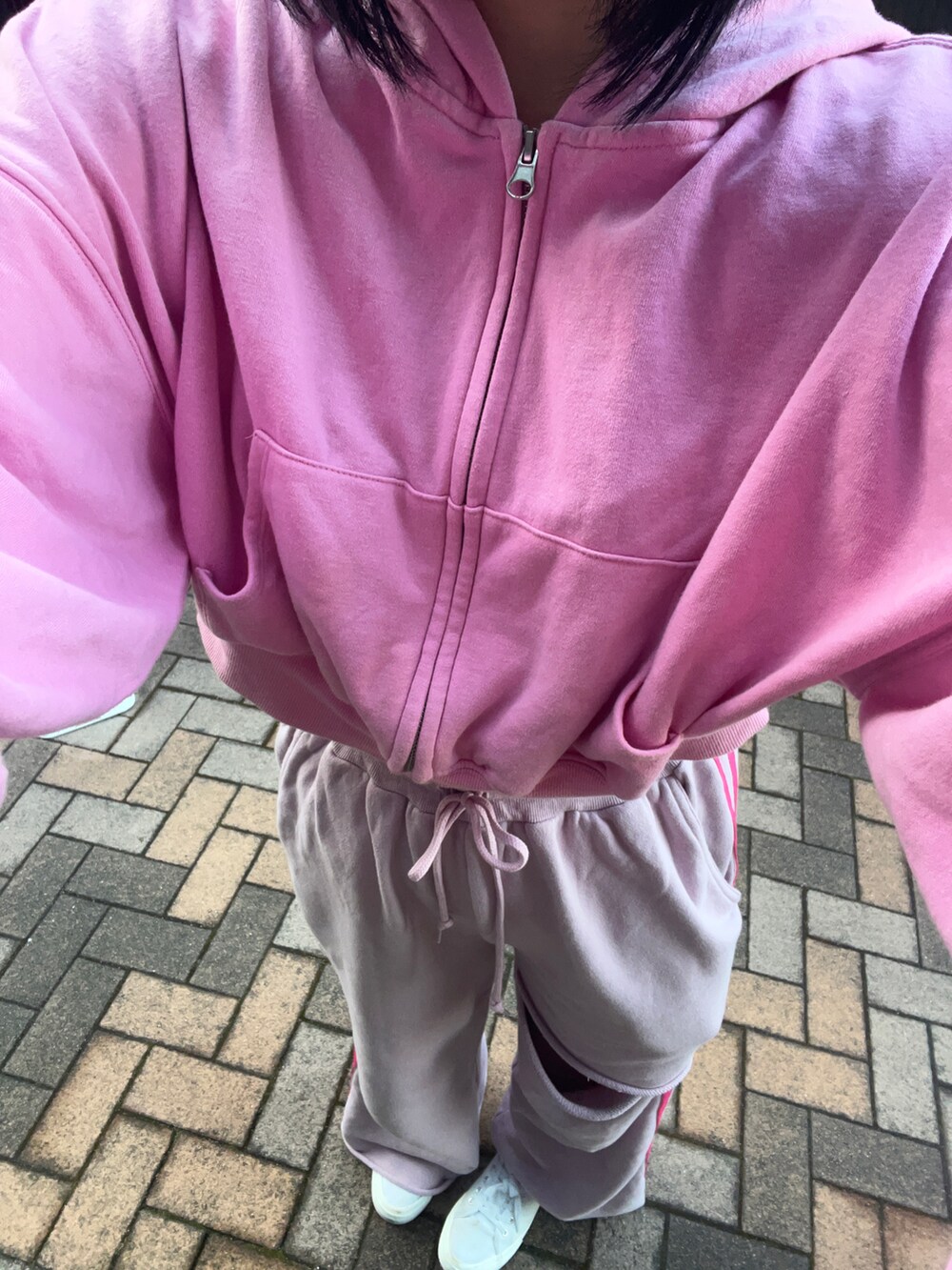 「アパレルスタッフ、ootd、スウェットパンツ、出勤コーデ、休日コーデ」｜「H&Mのアイテム（パーカー、ピンク系）」を使った、暖乃さん（レディース・159cm）の冬コーディネートの2枚目の写真