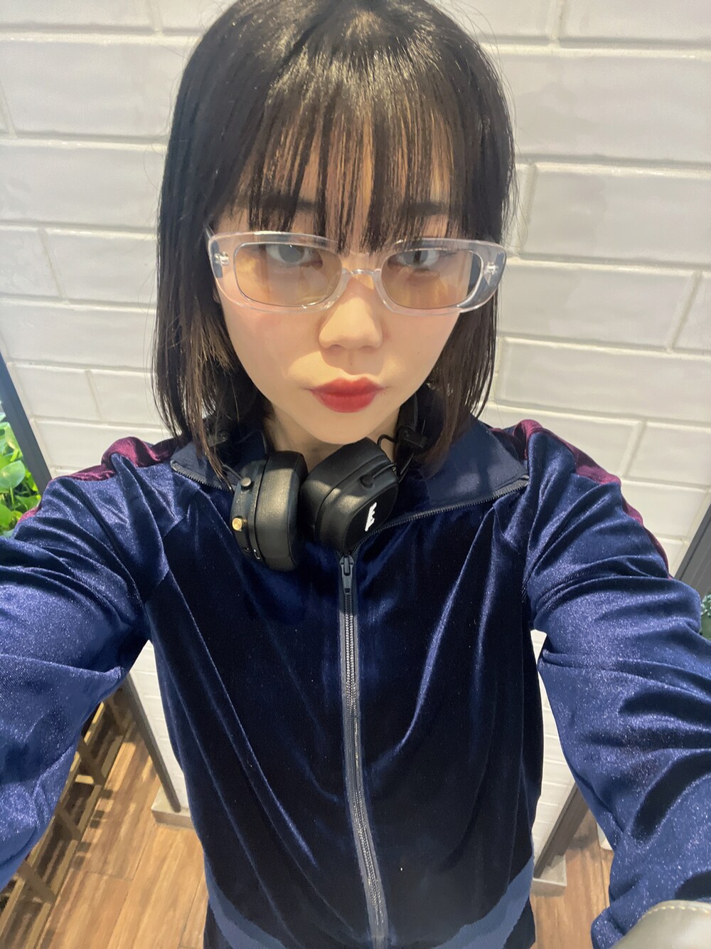 「春服、お出かけコーデ、今日のコーデ、パンツスタイル、LOWRYS FARM、WHO’S WHO gallery、アパレルスタッフ、出勤コーデ、ootd」｜「LOWRYS FARMのベロアトラックジャージ  966570（ジャージ、ブルー系）」を使った、暖乃さん（レディース・159cm）の春コーディネートの3枚目の写真