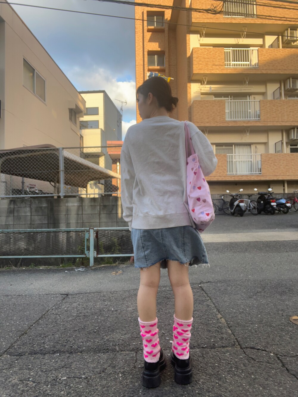 「冬を彩る色いろコーデ、LOWRYS FARM、アパレルスタッフ、出勤コーデ、ootd、ハートバッグ、ハート」｜「FLYING TIGERSのアイテム（トートバッグ、ピンク系）」を使った、暖乃さん（レディース・159cm）の冬コーディネートの3枚目の写真