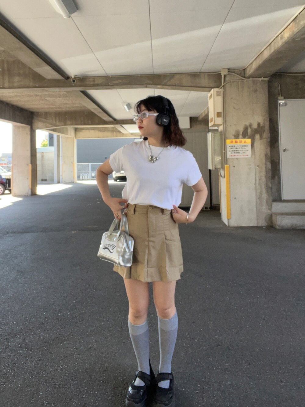 「古着MIX、夏コーデ、白Tシャツ、カジュアルガーリー、アパレルスタッフ、出勤コーデ、ootd、リボン」｜「VISのビッグリボンネックレス（ネックレス、シルバー系）」を使った、暖乃さん（レディース・159cm）の春コーディネートの2枚目の写真
