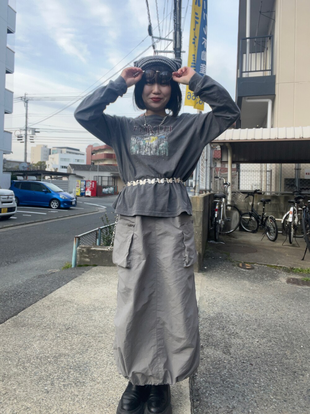 「春のおしゃ見えテクニック、春コーデ、LOWRYS FARM、ローリーズファーム(LOWRYS FARM)、アパレルスタッフ、ootd、出勤コーデ」｜「LOWRYS FARMのｓｐａｃｅカコウプリントＬＳ 992837（Tシャツ/カットソー、グレー系）」を使った、暖乃さん（レディース・159cm）の春コーディネートの2枚目の写真