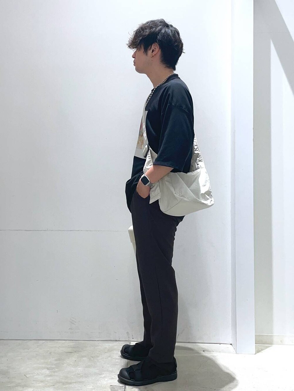 「サンダル、夏コーデ、着痩せ・細見え、高見え、リラックス、おでかけ、LAKOLE、オーバーサイズ、Tシャツ、デートコーデ、休日コーデ、ラフ、カジュアル、カジュアルコーデ、ドライタッチ」｜「LAKOLEのメッシュスポーツサンダル[MEN] / 110478（サンダル、ブラック系）」を使った、せとやんさん（メンズ・170cm）の夏コーディネートの2枚目の写真