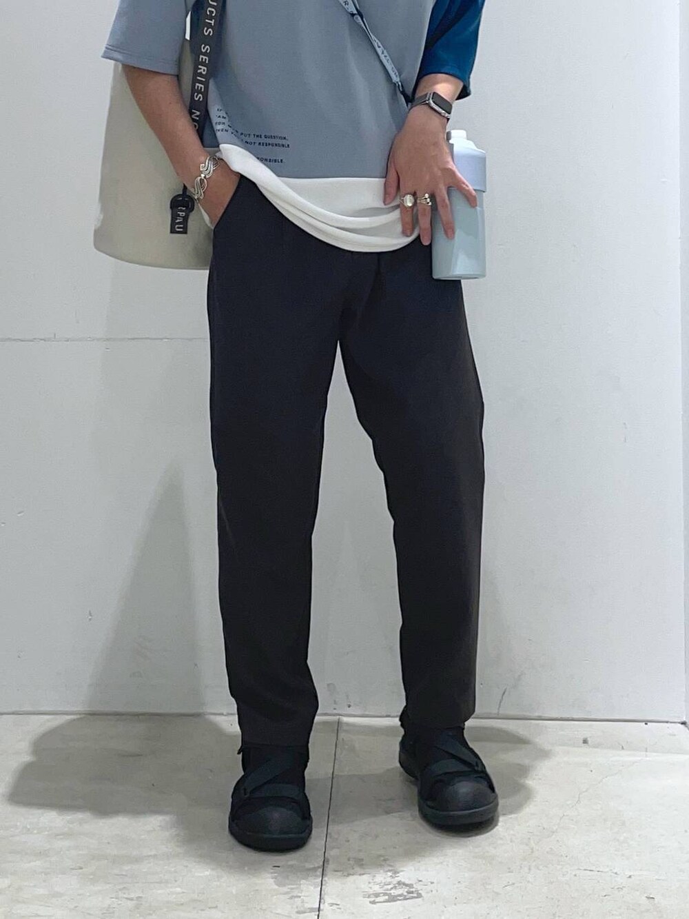 「ラフ、サンダル、ドライタッチ、休日コーデ、高見え、LAKOLE、Tシャツ、着痩せ・細見え、リラックス、おでかけ、夏コーデ、オーバーサイズ、シンプルコーデ、カジュアル、カジュアルコーデ」｜「LAKOLEのターポリンドライバッグ / 110110（アウトドアグッズ、ベージュ系）」を使った、せとやんさん（メンズ・170cm）の夏コーディネートの4枚目の写真