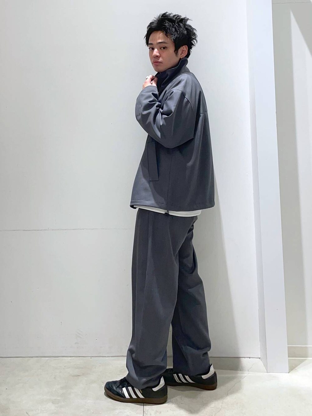 「着痩せ・細見え、高見え、リラックス、LAKOLE、オーバーサイズ、シンプルコーデ、セットアップ、ラフ、ワイドパンツ、カジュアル、カジュアルコーデ、春コーデ、春アウター」｜「LAKOLEのライトダンボールロゴ長袖T / 143056（Tシャツ/カットソー、ホワイト系）」を使った、せとやんさん（メンズ・170cm）の冬コーディネートの3枚目の写真