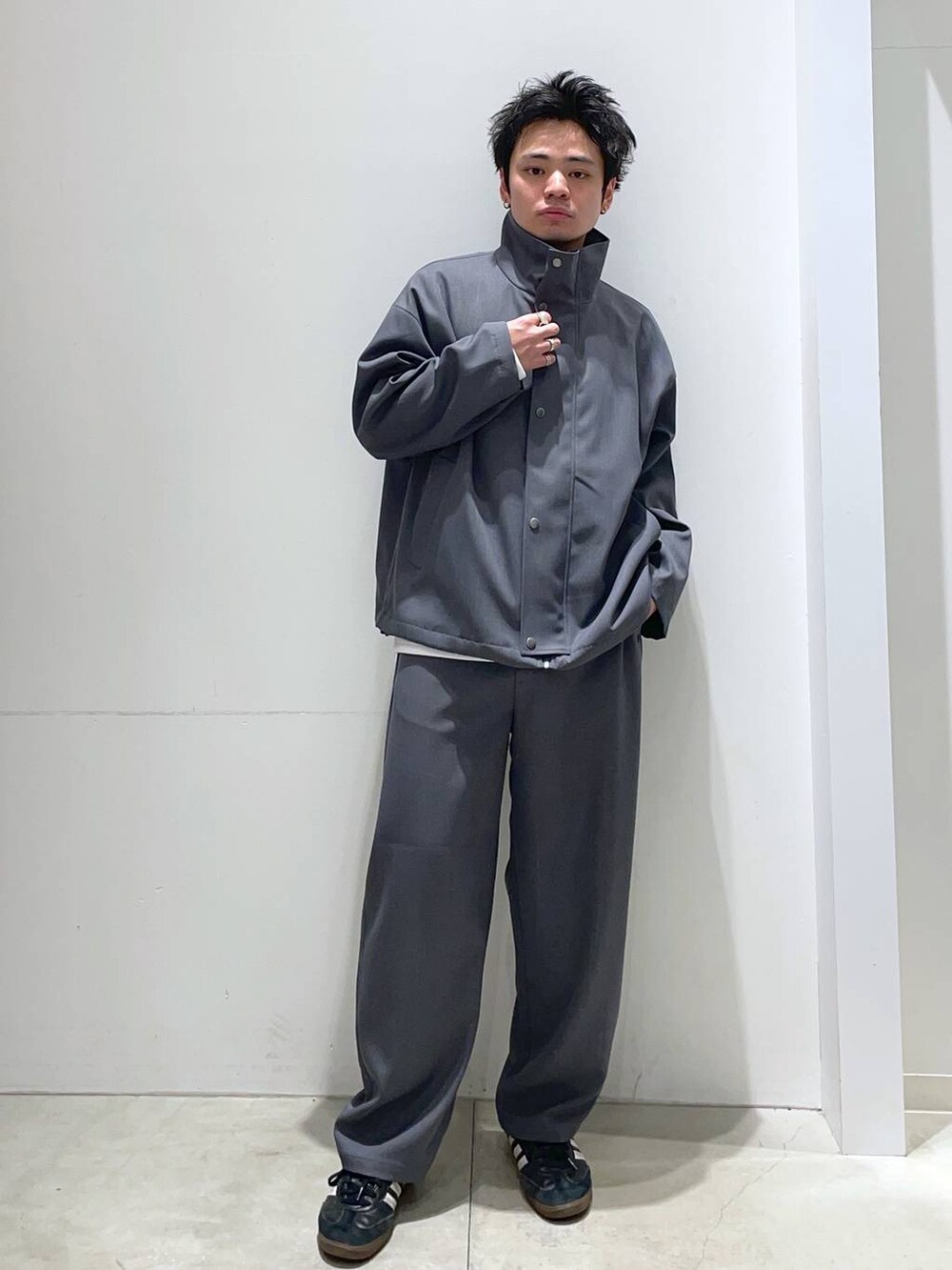 「着痩せ・細見え、高見え、リラックス、LAKOLE、オーバーサイズ、シンプルコーデ、セットアップ、ラフ、ワイドパンツ、カジュアル、カジュアルコーデ、春コーデ、春アウター」｜「LAKOLEのライトダンボールロゴ長袖T / 143056（Tシャツ/カットソー、ホワイト系）」を使った、せとやんさん（メンズ・170cm）の冬コーディネートの2枚目の写真