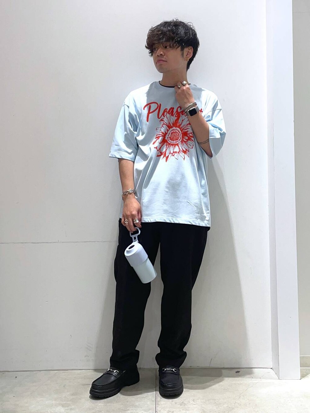 「着痩せ・細見え、高見え、リラックス、Tシャツ、LAKOLE、オーバーサイズ、ゆったり、ラフ、シンプルコーデ、カジュアル、カジュアルコーデ、おでかけ、休日コーデ、夏コーデ」｜「LAKOLEのタンクソールビットローファー / 182121（ローファー、ブラック系）」を使った、せとやんさん（メンズ・170cm）の夏コーディネートの4枚目の写真