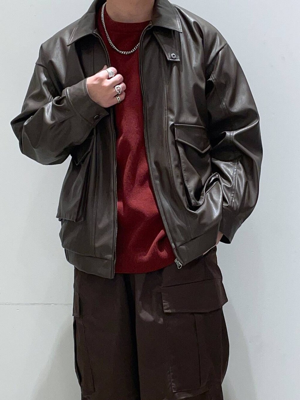 「着痩せ・細見え、高見え、リラックス、レザー、ワイドパンツ、LAKOLE、カジュアル、カジュアルコーデ、休日コーデ、冬コーデ、シンプルコーデ、シンプル、差し色コーデ、アウター、セールコーデ」｜「LAKOLEのプリントニットプルオーバー / 152936（ニット/セーター、レッド系）」を使った、せとやんさん（メンズ・170cm）の冬コーディネートの2枚目の写真