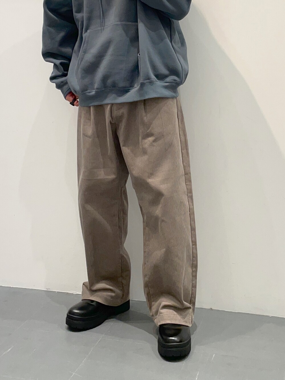 「パーカー、休日スタイル、休日コーデ、オーバーサイズ、シンプルコーデ、シンプル、コーデュロイパンツ、コーデュロイ、LAKOLE、ワイドパンツ、オーバーサイズスウェット、ビッグシルエット、デート/ロマンティック、ラフ、秋のコーデ」｜「LAKOLEのヘビーウエイト裏起毛パーカー / 969954（パーカー、グレー系）」を使った、せとやんさん（メンズ・170cm）の秋コーディネートの4枚目の写真