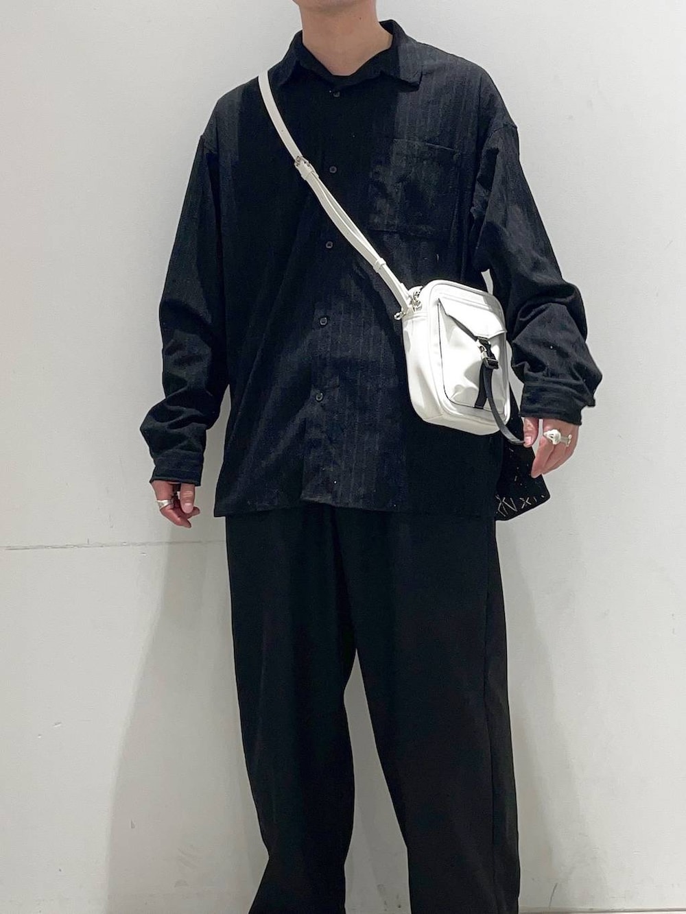 ブラック系のシャツ/ブラウス、ブラック系のブーツ、ブラック系のその他パンツを着用したメンズの春コーディネートの3枚目の写真