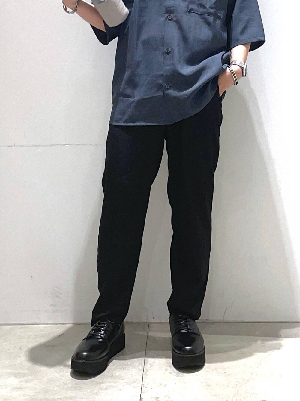 「着痩せ・細見え、高見え、リラックス、LAKOLE、カジュアルコーデ、シャツ、夏コーデ、休日コーデ、シンプルコーデ、ラフ、おでかけ、ドライタッチ、レースアップシューズ、きれいめ、カジュアル」｜「LAKOLEのシャークソールプレーントゥシューズ / 100178（ドレスシューズ、ブラック系）」を使った、せとやんさん（メンズ・170cm）の夏コーディネートの4枚目の写真