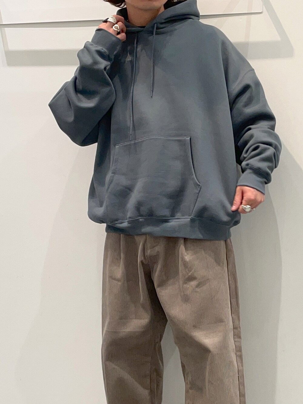 「パーカー、休日スタイル、休日コーデ、オーバーサイズ、シンプルコーデ、シンプル、コーデュロイパンツ、コーデュロイ、LAKOLE、ワイドパンツ、オーバーサイズスウェット、ビッグシルエット、デート/ロマンティック、ラフ、秋のコーデ」｜「LAKOLEのヘビーウエイト裏起毛パーカー / 969954（パーカー、グレー系）」を使った、せとやんさん（メンズ・170cm）の秋コーディネートの3枚目の写真