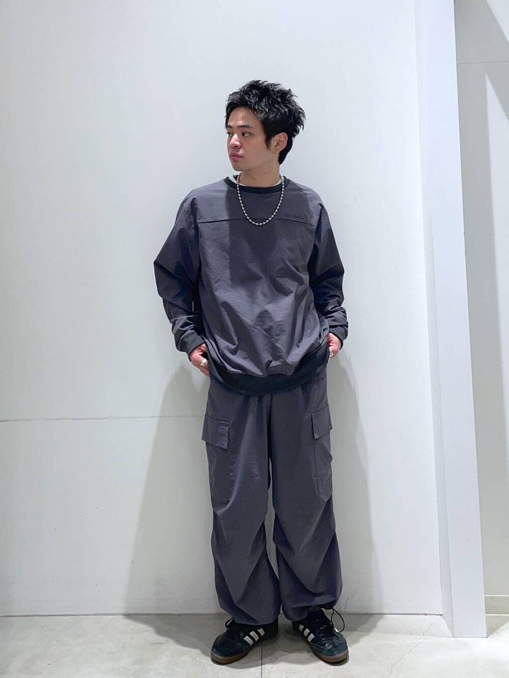 「着痩せ・細見え、高見え、リラックス、カジュアル、カジュアルコーデ、オーバーサイズ、ゆったり、シンプルコーデ、シンプル、LAKOLE、休日コーデ、春コーデ、ワイドパンツ」｜「LAKOLEのPEテックポケットプルオーバー / 291475（その他トップス、グレー系）」を使った、せとやんさん（メンズ・170cm）の冬コーディネートの2枚目の写真