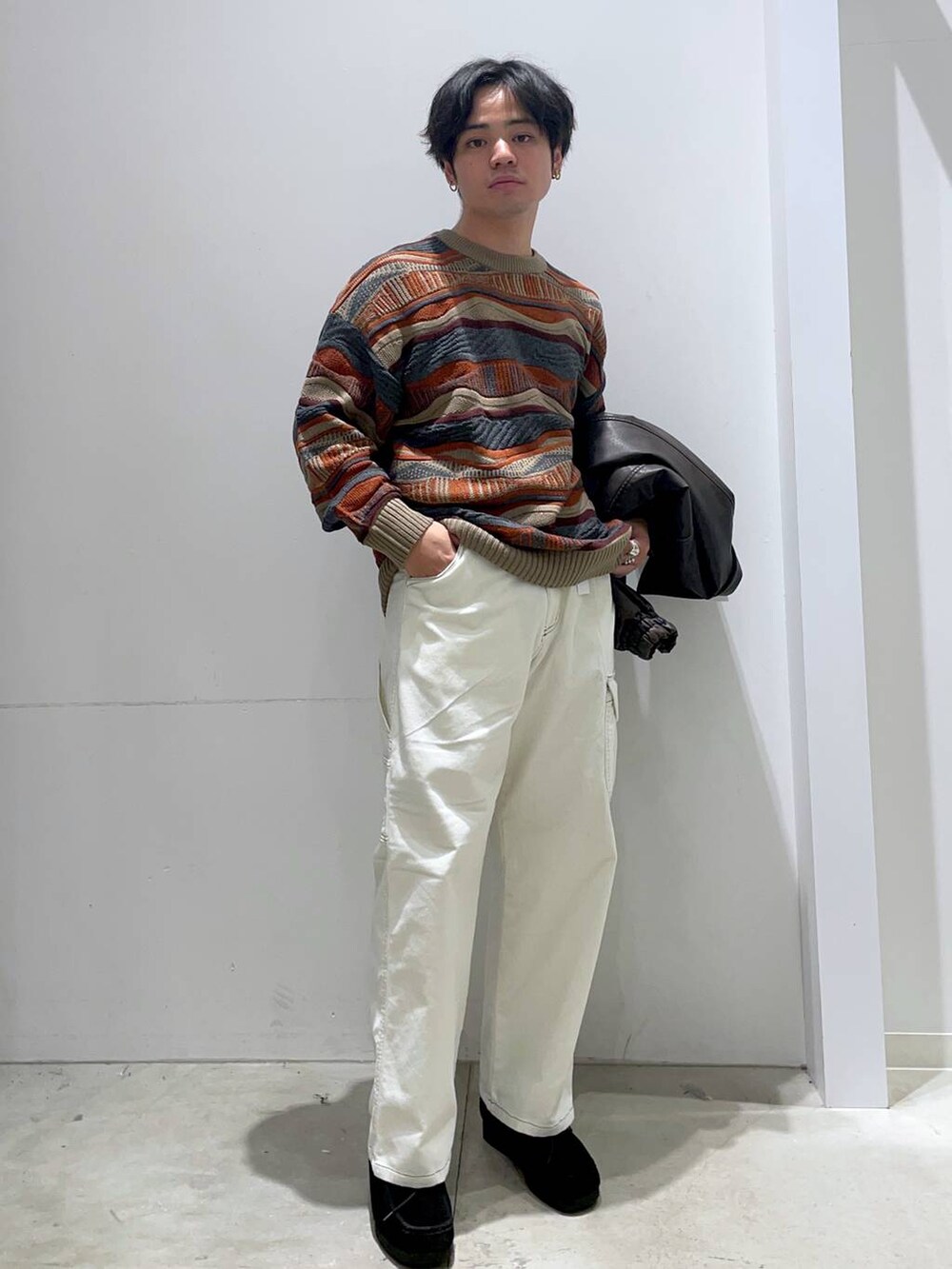 「着痩せ・細見え、高見え、リラックス、LAKOLE、ワイドパンツ、冬コーデ、オーバーサイズ、ゆったり、ラフ、休日コーデ、シンプルコーデ、シンプル、おでかけ、デートコーデ、秋コーデ」｜「LAKOLEのボアコンビミニショルダーバッグ / 132230（ショルダーバッグ、ベージュ系）」を使った、せとやんさん（メンズ・170cm）の秋コーディネートの3枚目の写真