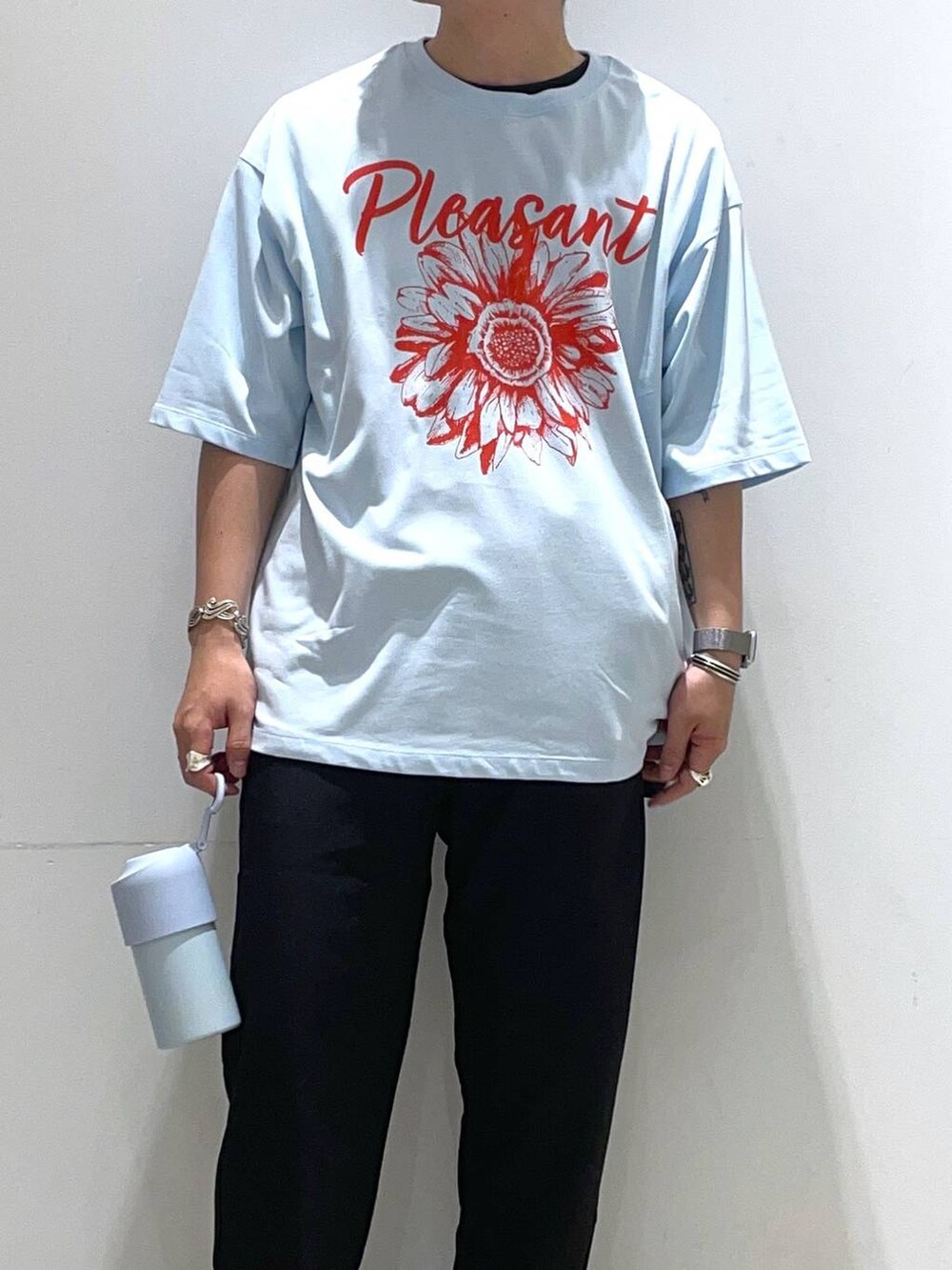 「着痩せ・細見え、高見え、リラックス、Tシャツ、LAKOLE、オーバーサイズ、ゆったり、ラフ、シンプルコーデ、カジュアル、カジュアルコーデ、おでかけ、休日コーデ、夏コーデ」｜「LAKOLEのタンクソールビットローファー / 182121（ローファー、ブラック系）」を使った、せとやんさん（メンズ・170cm）の夏コーディネートの2枚目の写真