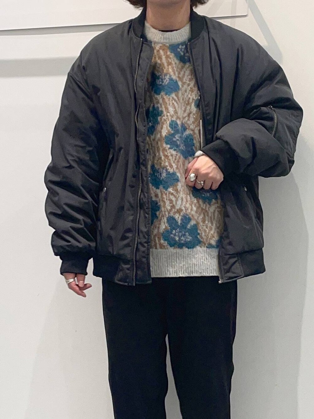 「着痩せ・細見え、ミリタリー、アウター、高見え、リラックス、カジュアル、オーバーサイズ、MA-1、ラフ、休日コーデ、冬コーデ、秋コーデ、ニット」｜「LAKOLEのフラワージャガードプルオーバー / 903939（ニット/セーター、ブルー系）」を使った、せとやんさん（メンズ・170cm）の冬コーディネートの3枚目の写真