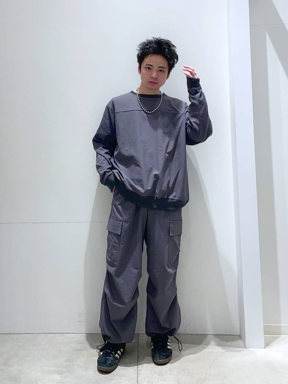 「着痩せ・細見え、高見え、リラックス、カジュアル、カジュアルコーデ、オーバーサイズ、ゆったり、シンプルコーデ、シンプル、LAKOLE、休日コーデ、春コーデ、ワイドパンツ」｜「LAKOLEのPEテックポケットプルオーバー / 291475（その他トップス、グレー系）」を使った、せとやんさん（メンズ・170cm）の冬コーディネートの3枚目の写真