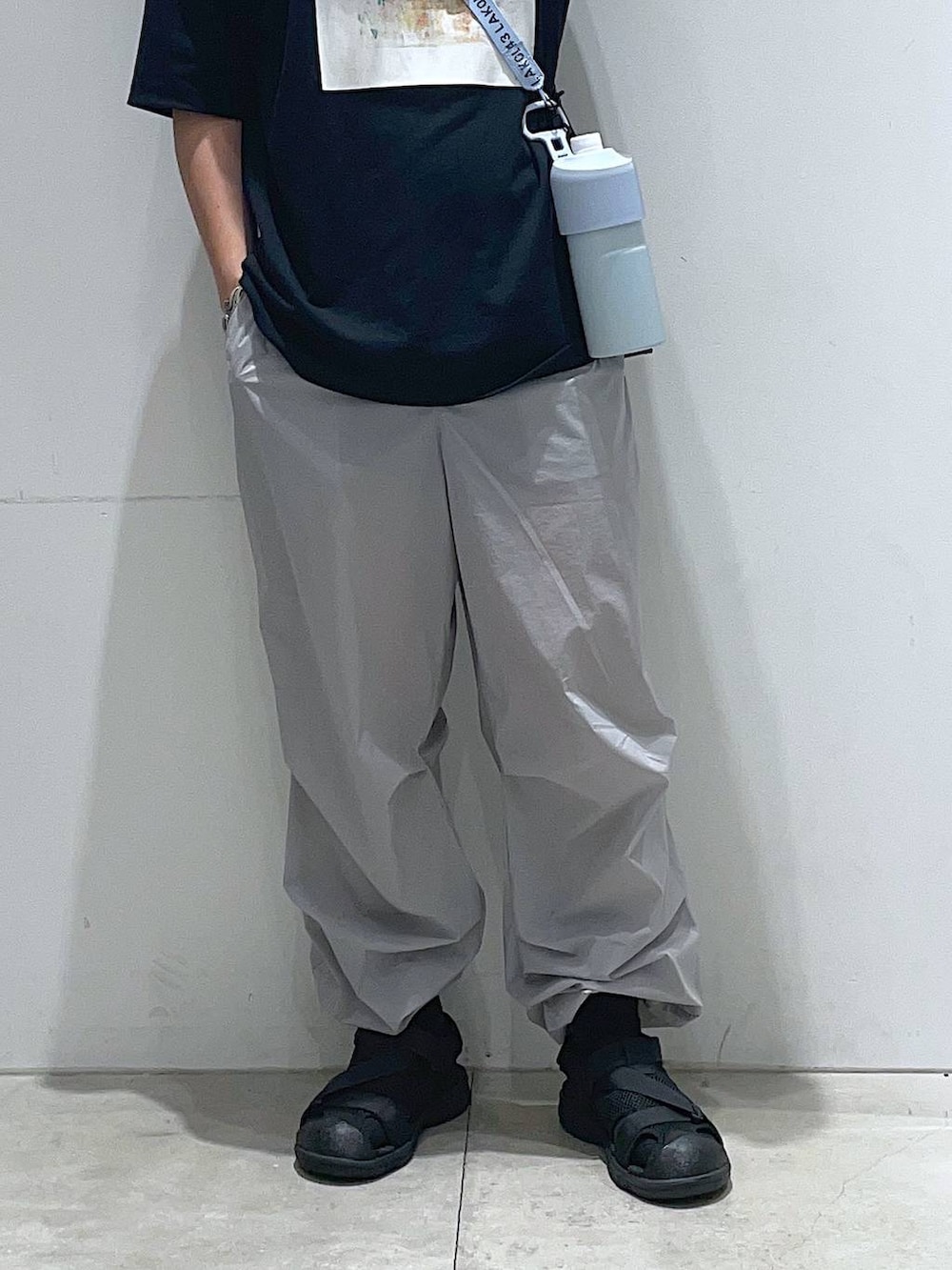「おでかけ、サンダル、カジュアルコーデ、カジュアル、着痩せ・細見え、高見え、リラックス、夏コーデ、休日コーデ、LAKOLE、オーバーサイズ、シンプルコーデ、ラフ、Tシャツ、ワイドパンツ」｜「LAKOLEのメッシュスポーツサンダル[MEN] / 110478（サンダル、ブラック系）」を使った、せとやんさん（メンズ・170cm）の夏コーディネートの2枚目の写真