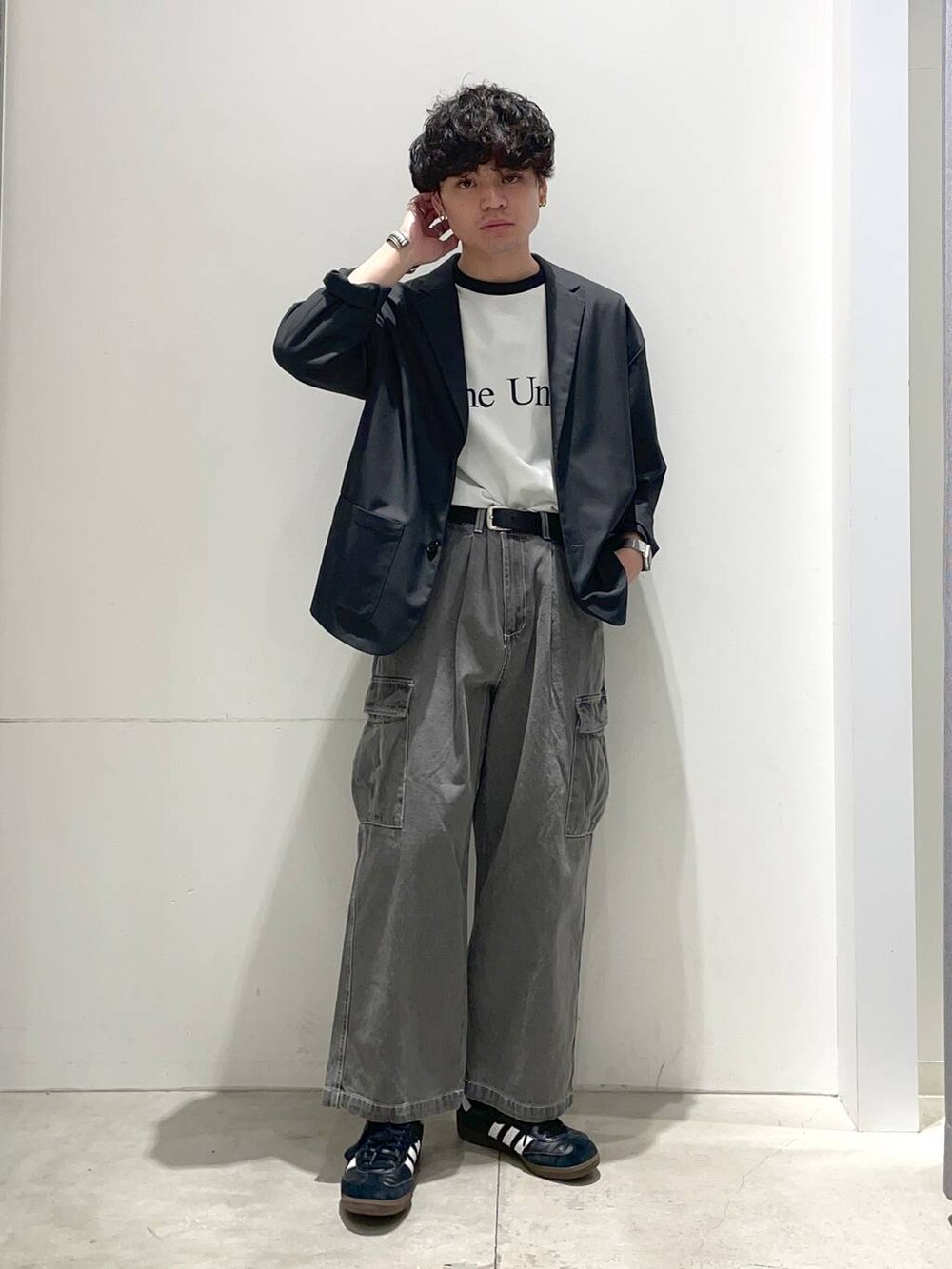 「きれいめ、デートコーデ、着痩せ・細見え、高見え、リラックス、ジャケット、ジャケットスタイル、セットアップ、オーバーサイズ、ワイドパンツ、デニムパンツ、LAKOLE、シンプルコーデ、ラフ、カジュアル」｜「LAKOLEのJACKET SETUP / 993987（テーラードジャケット、ブラック系）」を使った、せとやんさん（メンズ・170cm）の春コーディネートの4枚目の写真