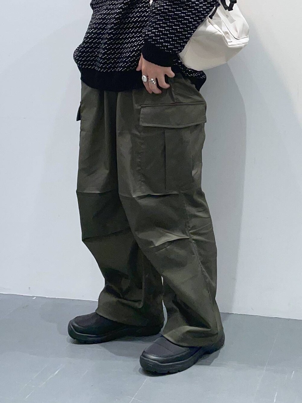 「着痩せ・細見え、高見え、リラックス、ミリタリー、ニット、オーバーサイズ、ラフ、休日コーデ、デート/ロマンティック、冬コーデ、秋コーデ、LAKOLE、ワイドパンツ、ショルダーバッグ、スニーカー」｜「LAKOLEのジガラモールプルオーバー / 903937（ニット/セーター、ブラック系）」を使った、せとやんさん（メンズ・170cm）の冬コーディネートの3枚目の写真