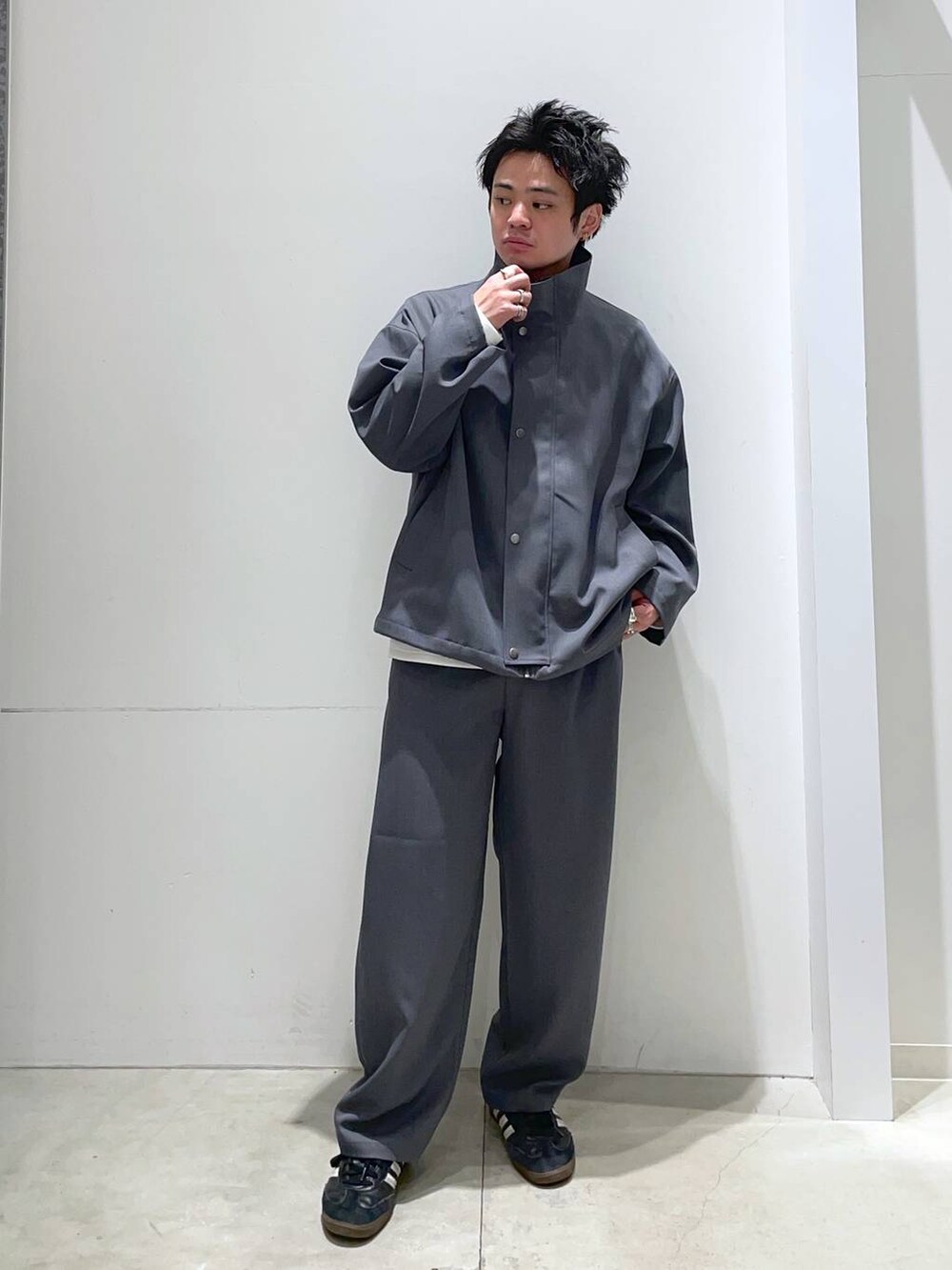 「着痩せ・細見え、高見え、リラックス、LAKOLE、オーバーサイズ、シンプルコーデ、セットアップ、ラフ、ワイドパンツ、カジュアル、カジュアルコーデ、春コーデ、春アウター」｜「LAKOLEのライトダンボールロゴ長袖T / 143056（Tシャツ/カットソー、ホワイト系）」を使った、せとやんさん（メンズ・170cm）の冬コーディネートの4枚目の写真